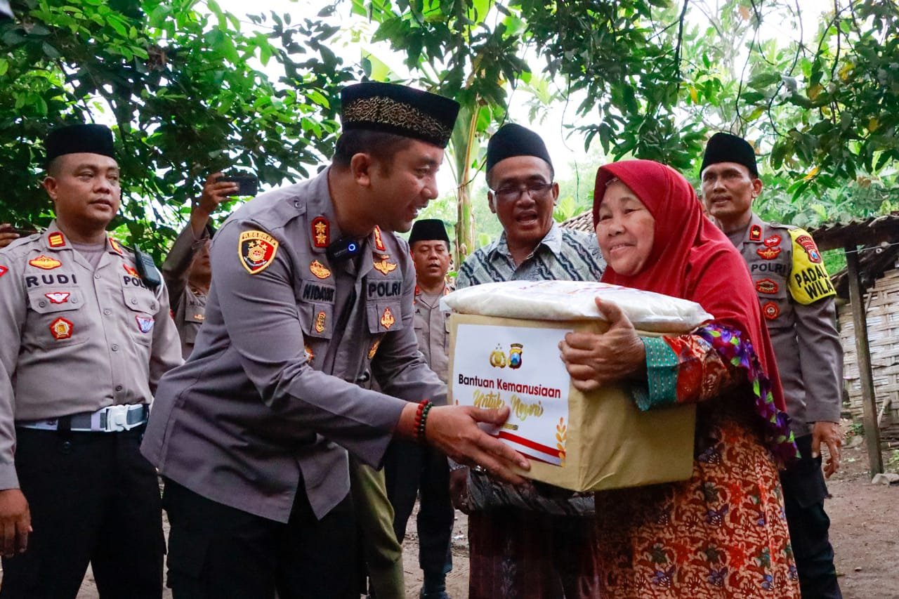 Kapolres Jombang Sapa Warga di Bulan Ramadhan Dengan Berbagi Paket Sembako