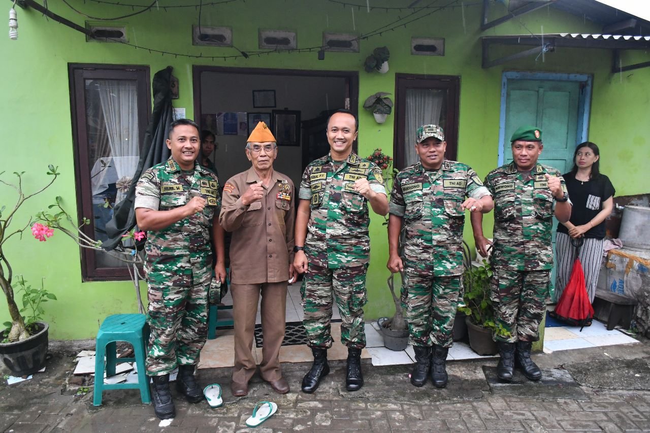 Dandim 0815/Mojokerto Bareng Ketua Persit Sambangi Pejuang Veteran Kemerdekaan RI
