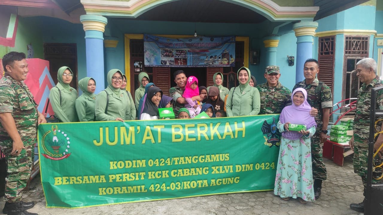 Jum, at Berkah, Kodim 0424/Tanggamus, Bagikan Nasi Kotak di Yayasan Yatimus