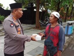Jumat Berkah, Bidhumas Polda Jatim Berbagi Takjil Kepada Pengguna Jalan