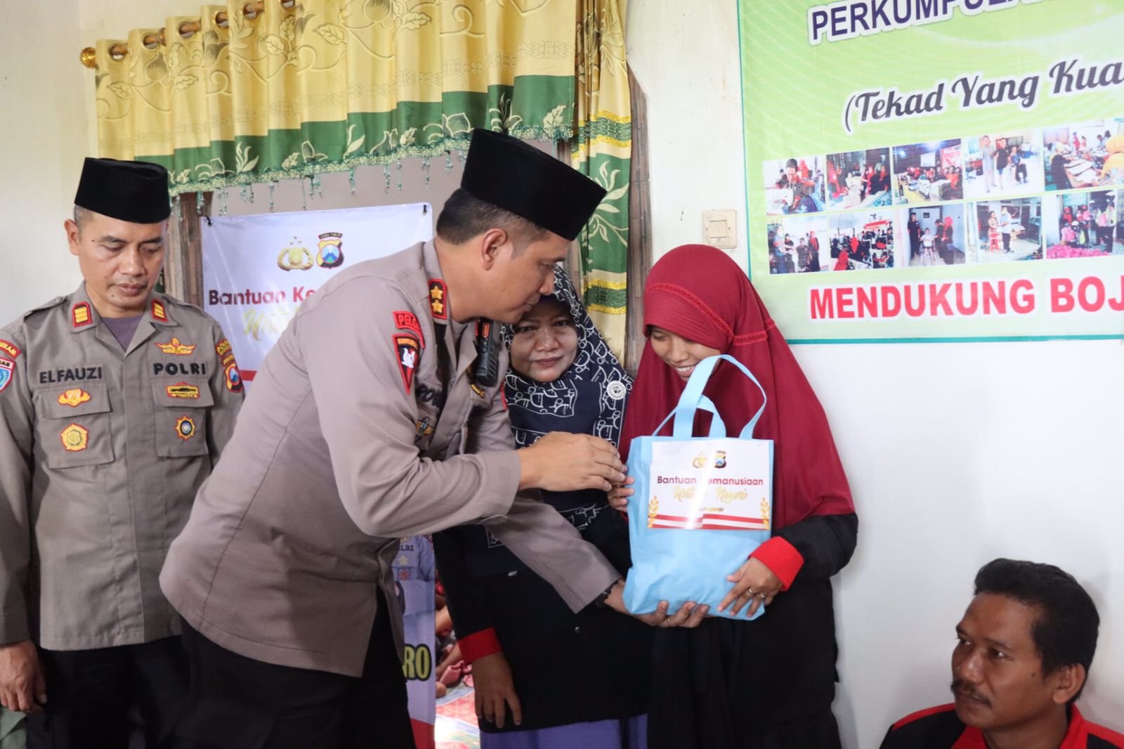 Polri Peduli, Kapolres Bojonegoro Salurkan Bansos Untuk Warga dan Para Penyandang Disabilitas
