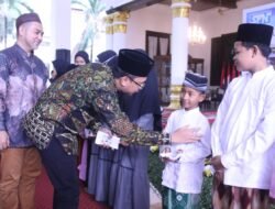 Bupati Gus Muhdlor Serahkan Simbolis Santunan 1.500 Anak Yatim Dari SPN PT. Ecco