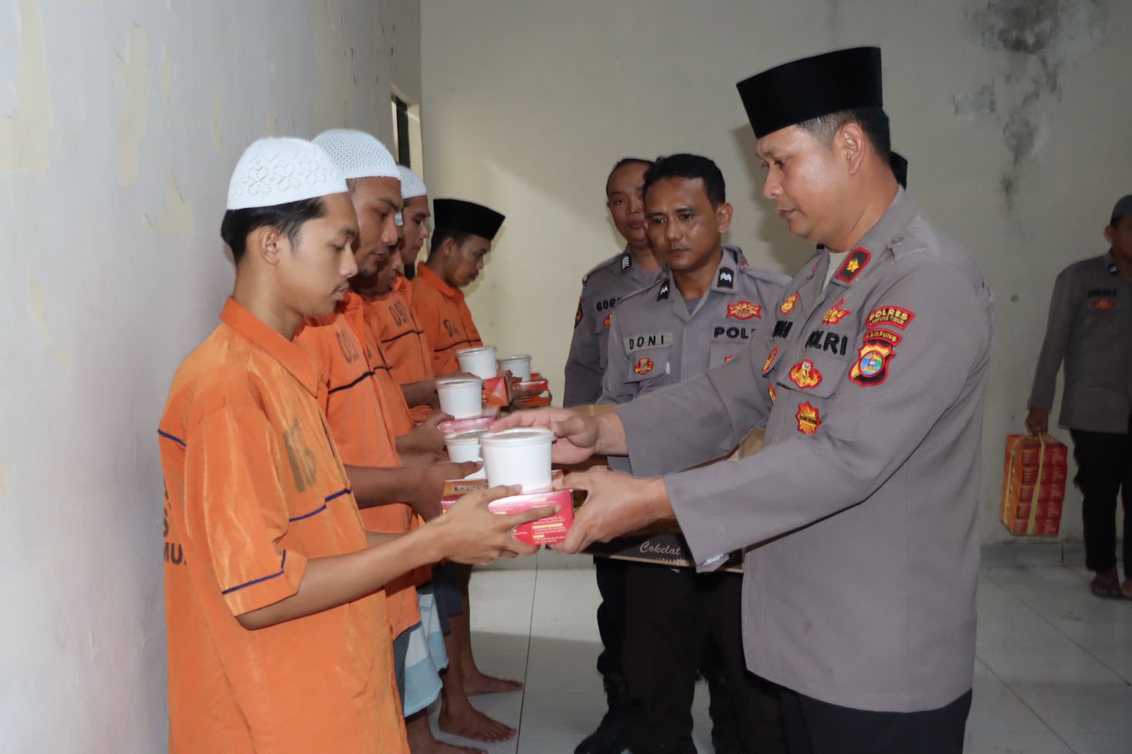 Sambangi Tahanan, Wakapolres Lampung Timur Bagikan Makanan Berbuka Puasa