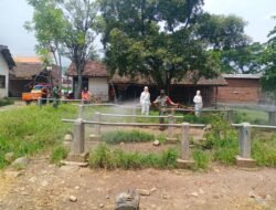 Koramil Pacet Dampingi Tim BPBD Provinsi Semprot Pasar Hewan