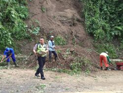 Kompak, Polisi Bersama TNI dan BPBD Tangani Longsor, Jalur Trenggalek – Ponorogo Kembali Normal