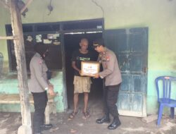 Door To Door, Polisi Di Ponorogo Salurkan Bantuan Sembako Untuk Warga Masyarakat