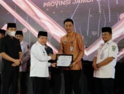 PJ BUPATI BACHYUNI TERIMA PENGHARGAAN DARI GUBERNUR JAMBI DIMUSRENBANG RKPD PROVINSI JAMBI