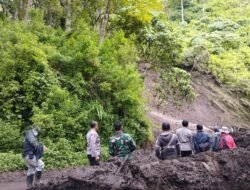 Polisi Bersama TNI Bersihkan Material Longsor di Bondowoso, Akses Menuju Sempol Kembali Lancar