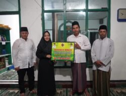 Bupati Ikfina Serahkan Dana Hibah Rp 250 Juta untuk Masjid Darul Iman Ngembat
