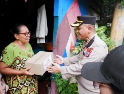 Ditbinmas Polda Jatim Berbagi Bantuan, Warga Slum Area Gubeng Kertajaya Senyum Riang