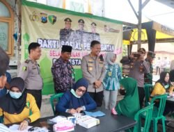 Kapolresta Sidoarjo Blusukan ke Perkampungan Sapa Warga dan Salurkan Bansos