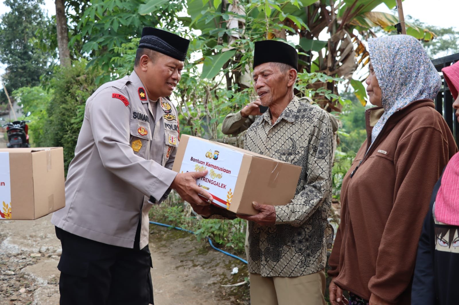 Polres Trenggalek Laksanakan Patroli Wilayah Sambil Berbagi Sembako