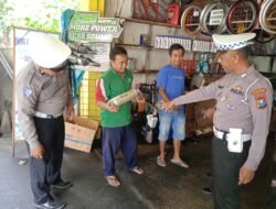 Polisi Door To Door Berikan Sosialisasi Larangan Knalpot Brong di Kota Kediri