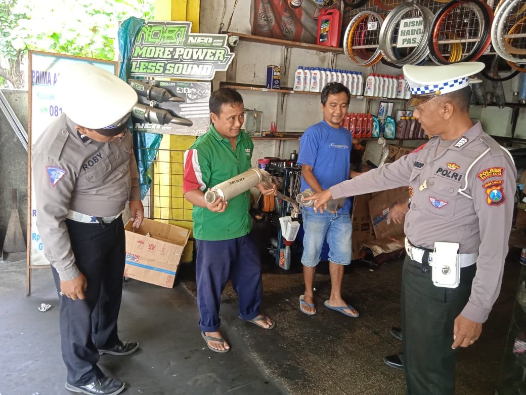 Polisi Door To Door Berikan Sosialisasi Larangan Knalpot Brong di Kota Kediri