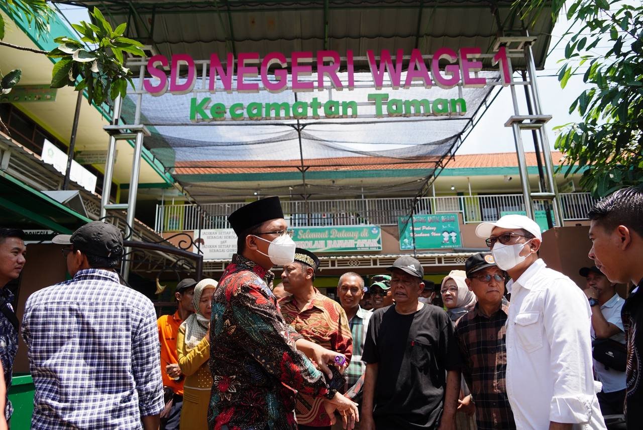 Gus Muhdlor Berikan Bantuan Korban Puting Beliung di Wage Taman