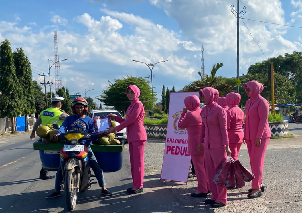 Polres Lampung Tengah Beserta Jajaran Dan Ibu Bhayangkari Berbagi Takjil