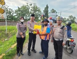 Satlantas Polresta Mojokerto Peduli Supeltas Penjaga Perlintasan KA Tanpa Palang Pintu