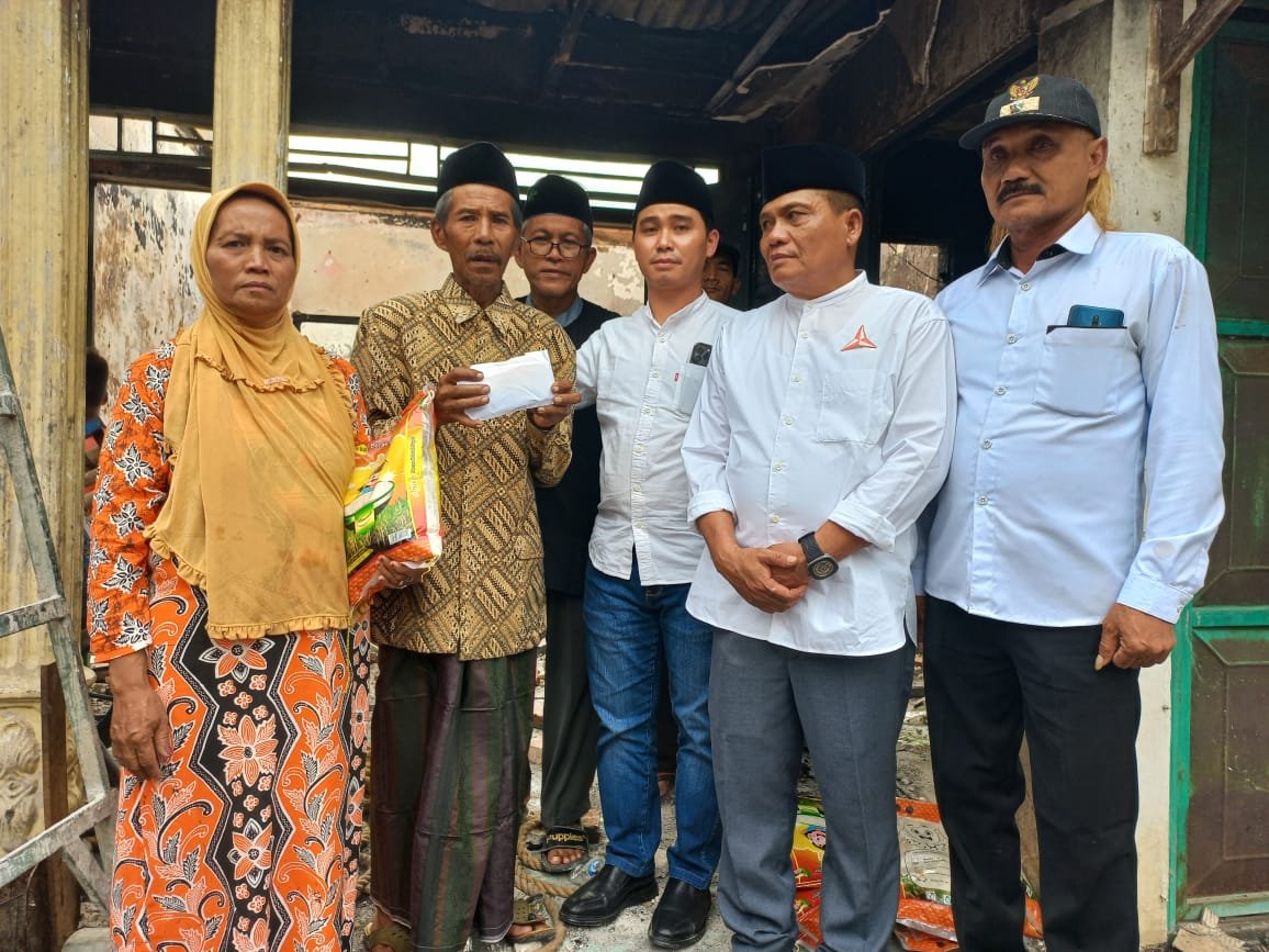 Pakai Dana Pribadi, Gus Barra Berikan Bantuan Korban Kebakaran Rumah di Desa Baureno