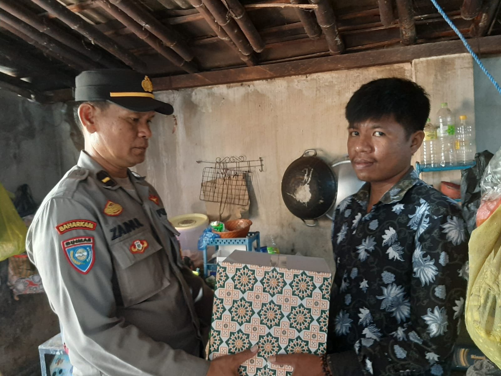 Polres Lumajang Salurkan Bantuan Paket Sembako Bagi Warga Kurang Mampu