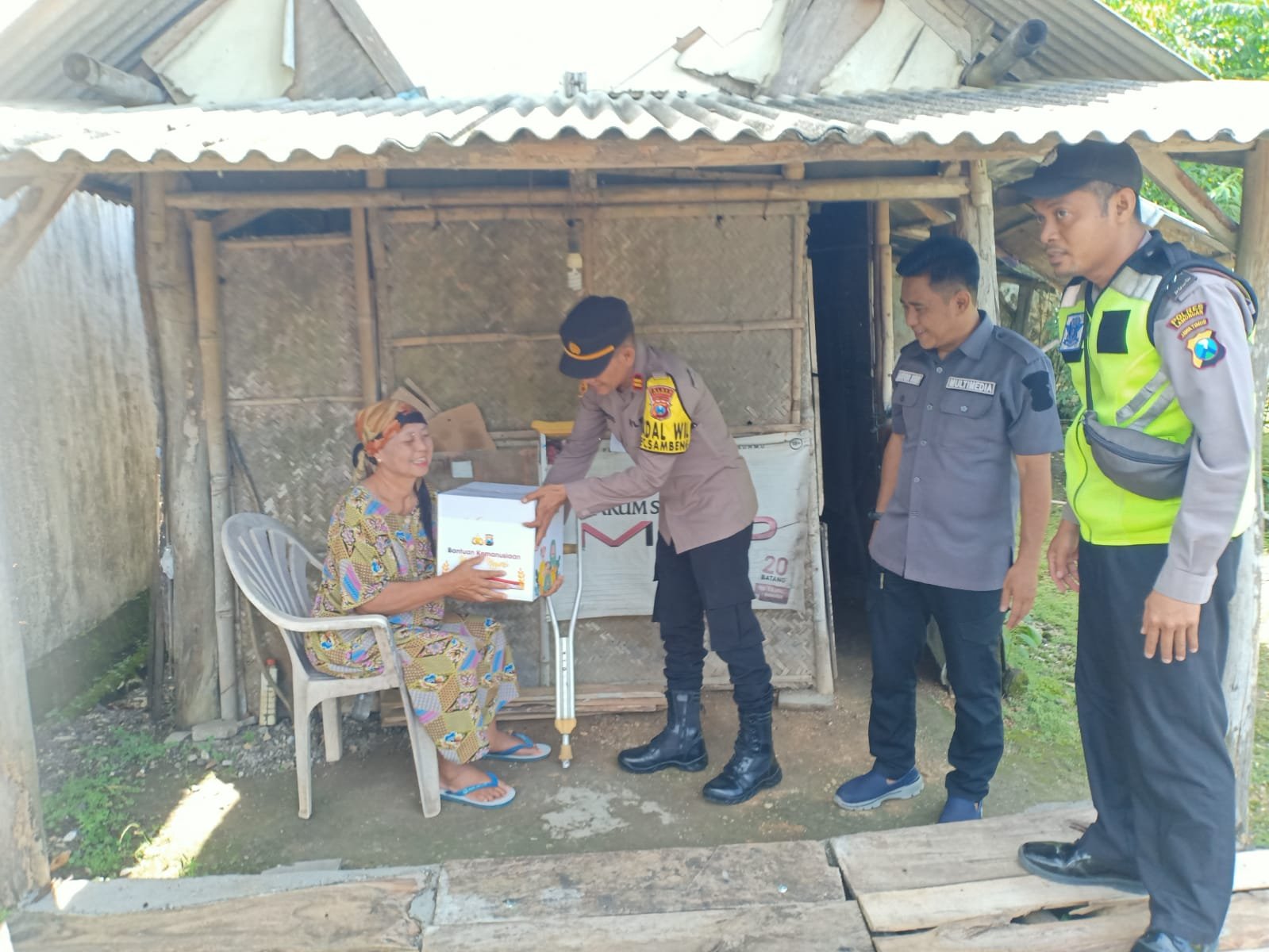 Polres Lamongan Berbagi Paket Sembako, Ringankan Beban Warga Sambeng