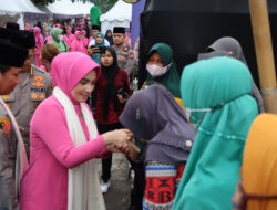 Ramadhan Berkah, Ketua Bhayangkari Daerah Jawa Timur Berbagi Takjil Untuk Warga Ngawi