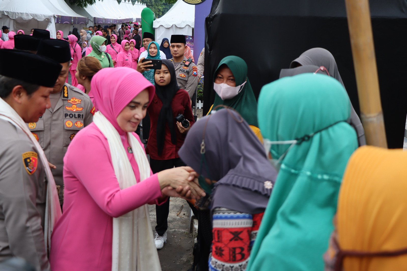 Ramadhan Berkah, Ketua Bhayangkari Daerah Jawa Timur Berbagi Takjil Untuk Warga Ngawi