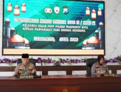 Kapolresta Mojokerto Salurkan Zakat Fitrah Kepada Yang Berhak Menerima