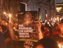 Aksi Solidaritas Ratusan Suporter Sepak Bola Gelar 1.000 Lilin Dan Doa Bersama