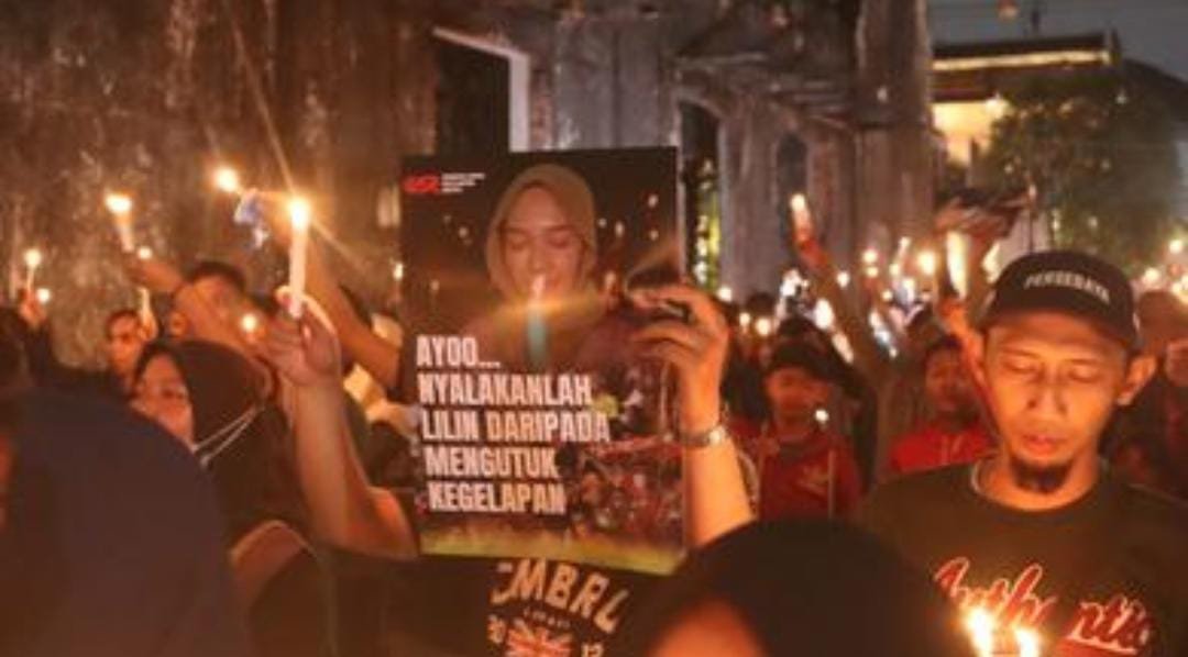 Aksi Solidaritas Ratusan Suporter Sepak Bola Gelar 1.000 Lilin Dan Doa Bersama