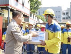 Polres Tanjung Perak Salurkan Bantuan Sembako Untuk Petugas Kebersihan