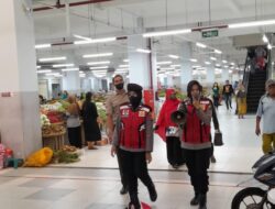 Polwan Polres Ponorogo Blusukan ke Pasar, Beri Jaminan Kamtibmas Jelang Lebaran