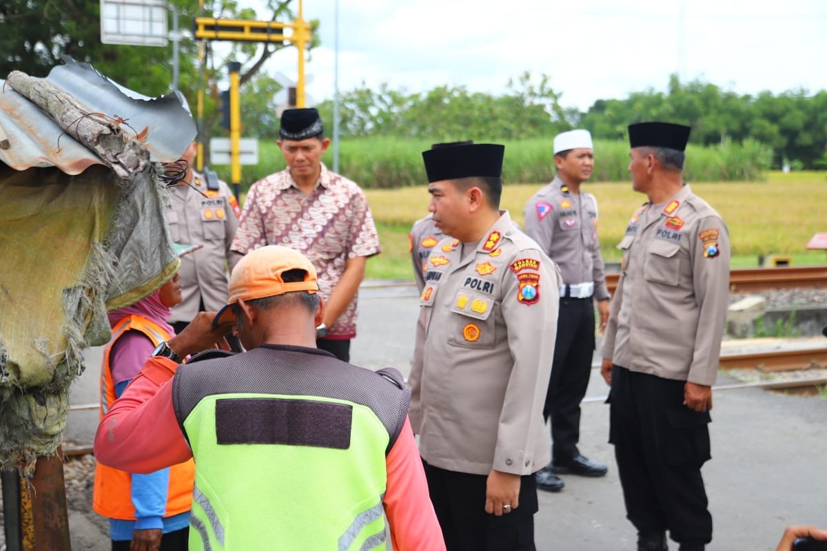 Jelang Idhul Fitri, Kapolres Magetan Atensi Perlintasan Sebidang KA Tanpa Palang Pintu