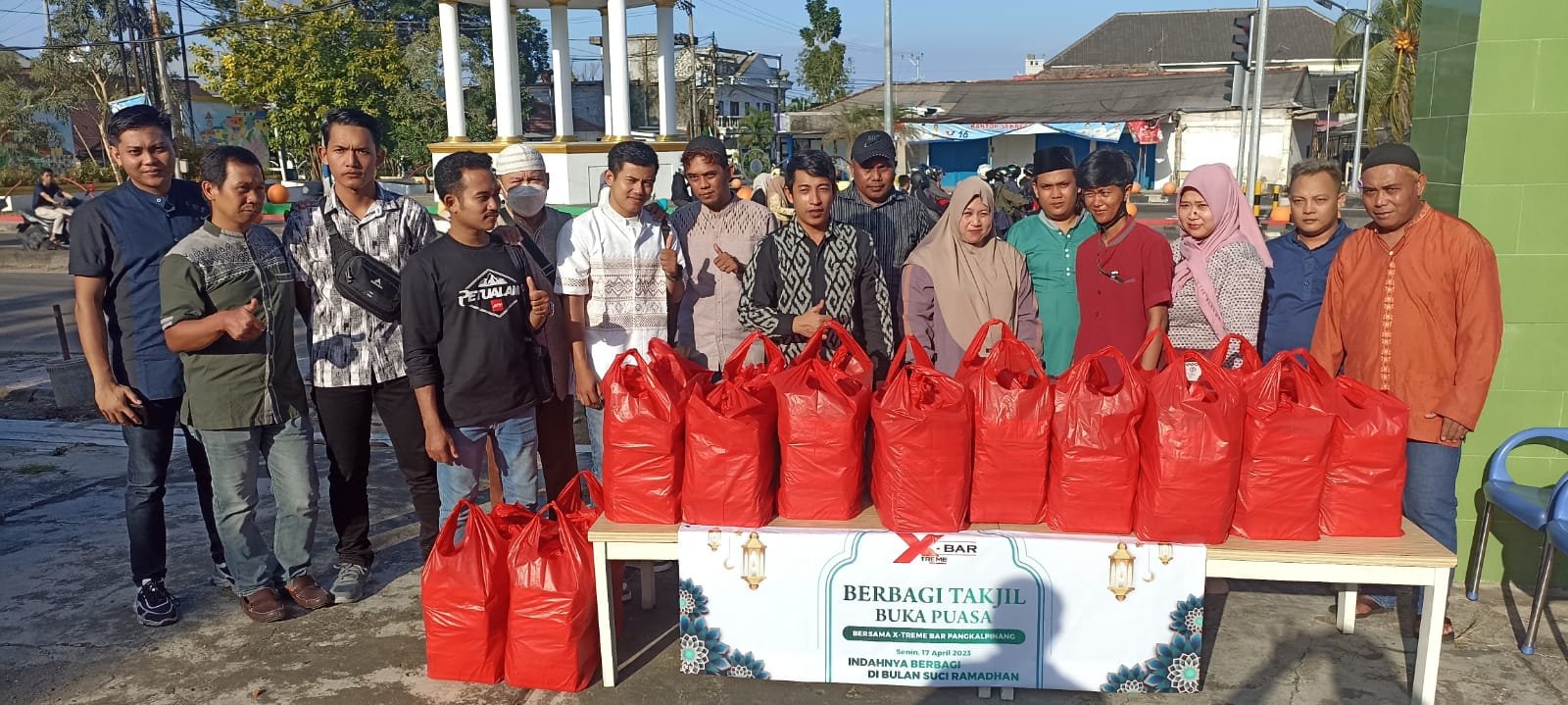 Tempat Hiburan Malam Xbar Berbagi Takjil di Simpang DKT Kota Pangkal Pinang