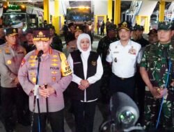 Kapolri bersama Panglima TNI Tinjau Pos Pelayanan Terpadu di Terminal Purabaya Jawa Timur