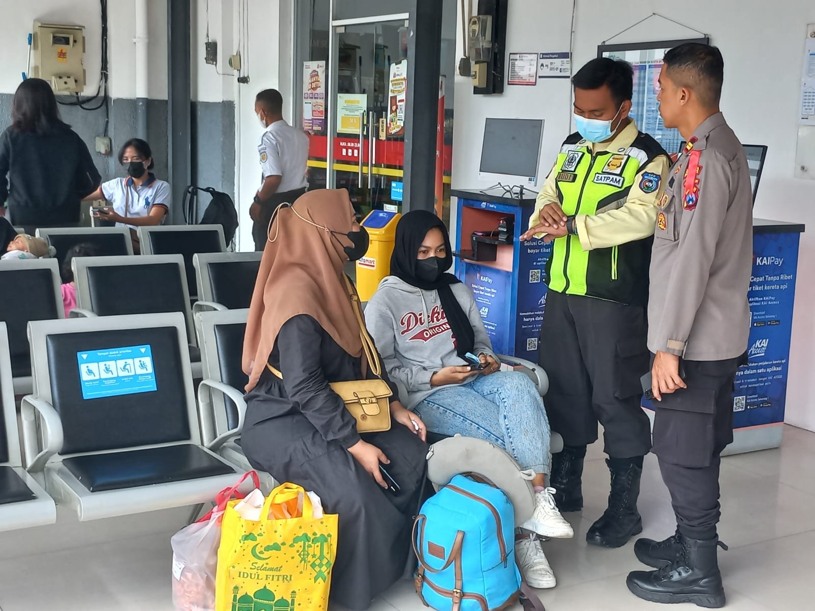 Sapa Pemudik di Stasiun Kereta Api, Polisi Beri Himbauan Kamtibmas