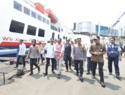 Kapolri Tinjau Pelabuhan Tanjungperak, Pastikan Pemudik Aman dan Nyaman