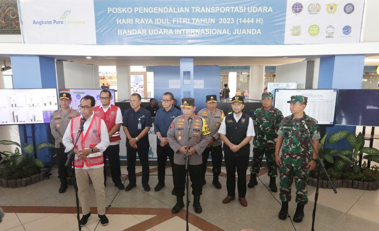 Kapolri Tinjau Bandara Juanda, Minta Pemudik Lapor ke Posko Jika Ada Keluhan