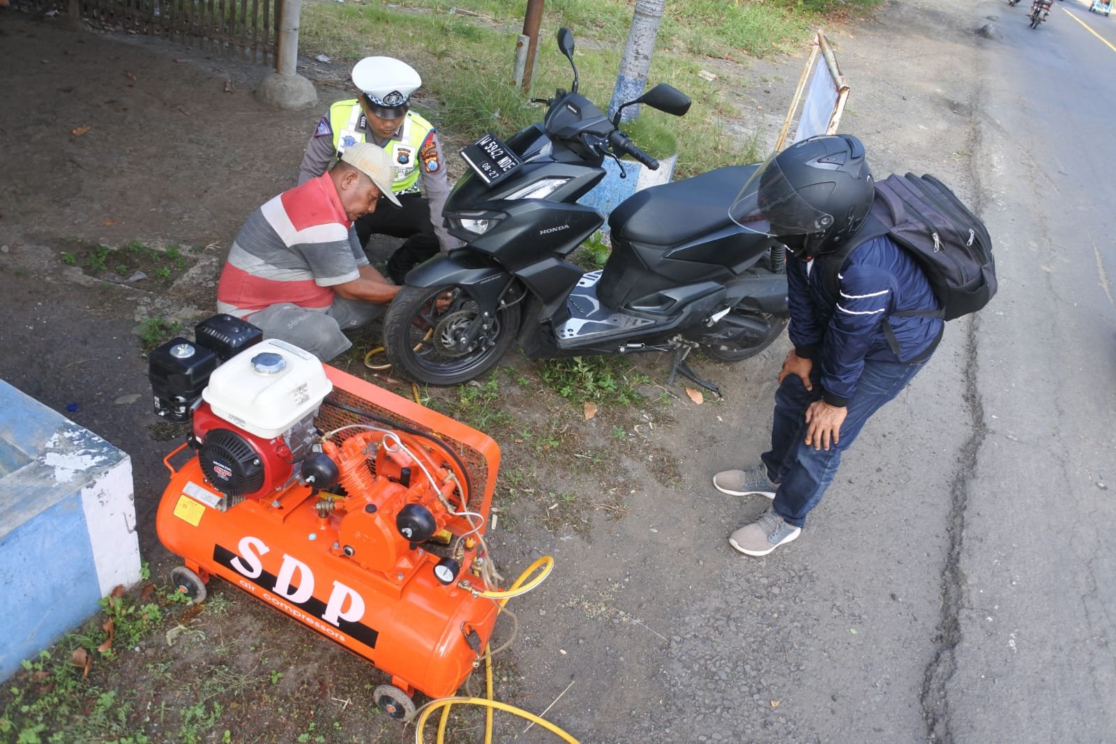 Polres Situbondo Layani Tambal Ban dan BBM Gratis Khusus Pemudik