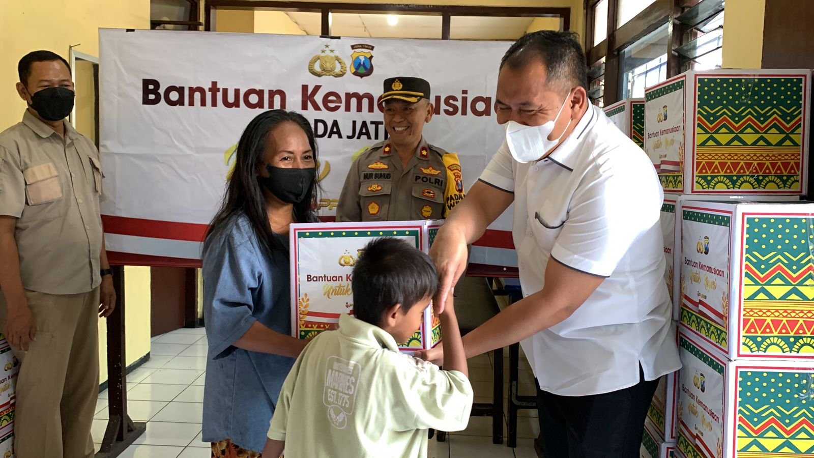 Ditresnarkoba Polda Jatim Berbagi Sembako Jelang Lebaran, Warga Wonokusumo Jadi Riang