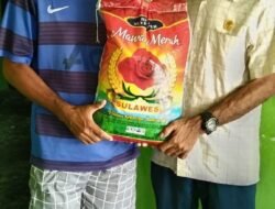 51 Warga Desa Mandaong Menerima Bantuan Berupa Beras Dari Dinas Sosial Kabupaten Halmahera Selatan