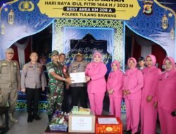 Kunjungi Pos Pam dan Pos Yan, Kapolres bersama Ketua Bhayangkari Cabang Tulang Bawang Juga Berikan Bingkisan