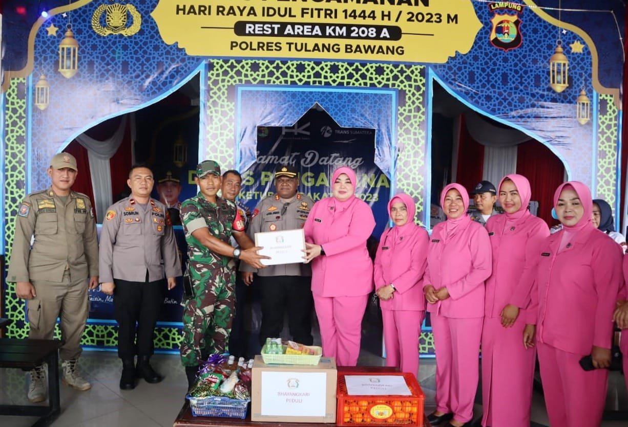 Kunjungi Pos Pam dan Pos Yan, Kapolres bersama Ketua Bhayangkari Cabang Tulang Bawang Juga Berikan Bingkisan