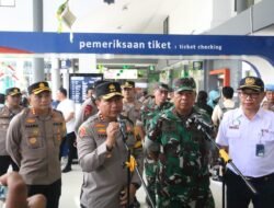 Kapolda Jatim dan Pangdam V Brawijaya Pantau Pospam dan Posyan Ops Ketupat Semeru 2023