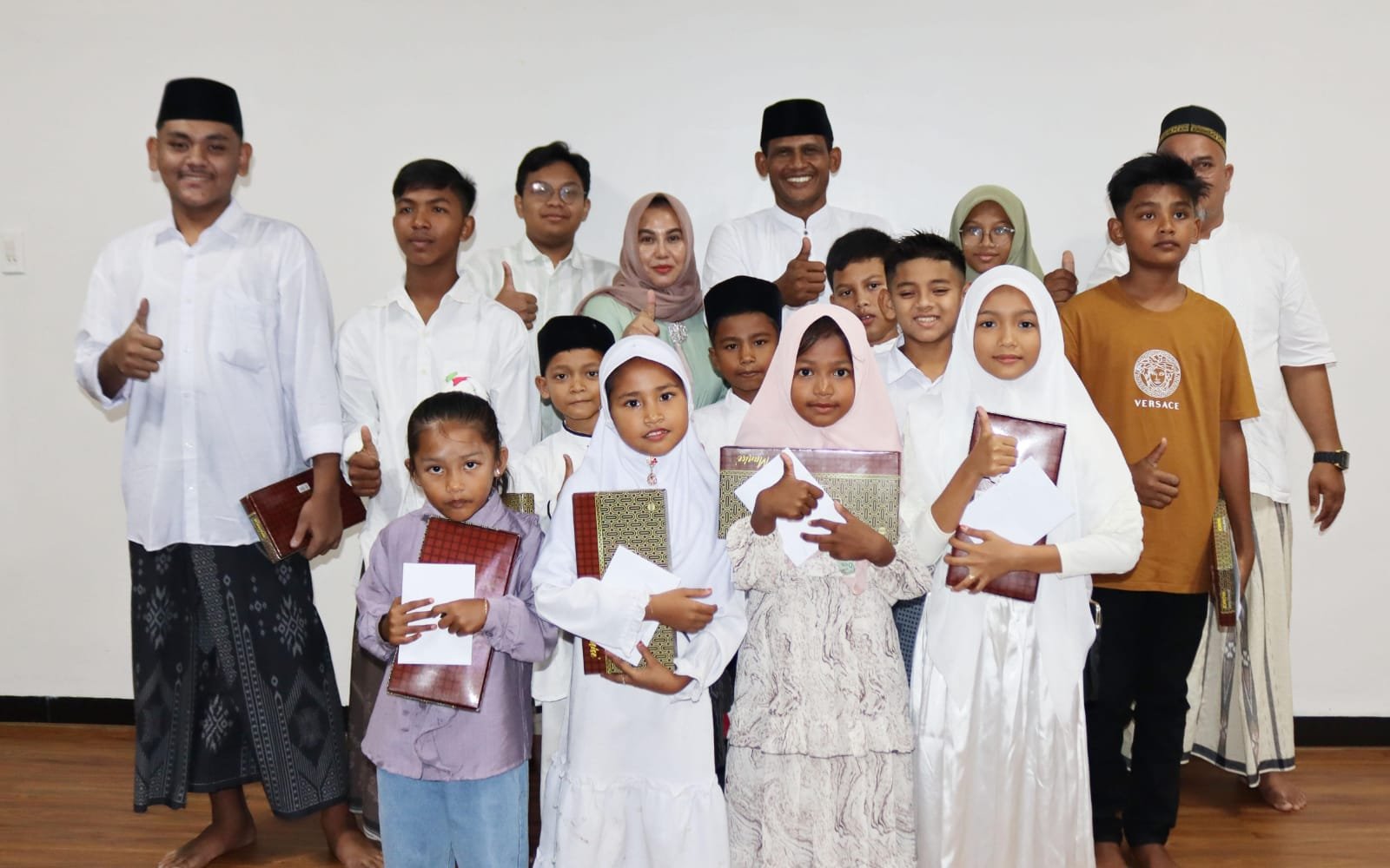 Dihari Berbahagia ini Dikediaman Rumah'Mantan Bupati Aceh Timur Gelar Halal,'Bihalal Dengan Anak Yatim Dan warga Sekitar