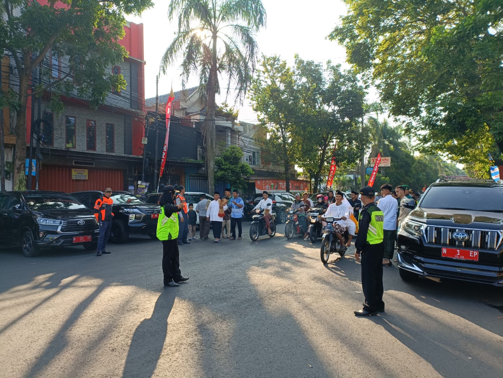 Indahnya Toleransi, Polisi dan Pemuda Gereja Amankan Salat Idul Fitri 1444 H di Malang