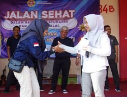 Wali Kota Mojokerto dan wakil ketua DPRD Kota Mojokerto menghadiri jalan sehat warga
