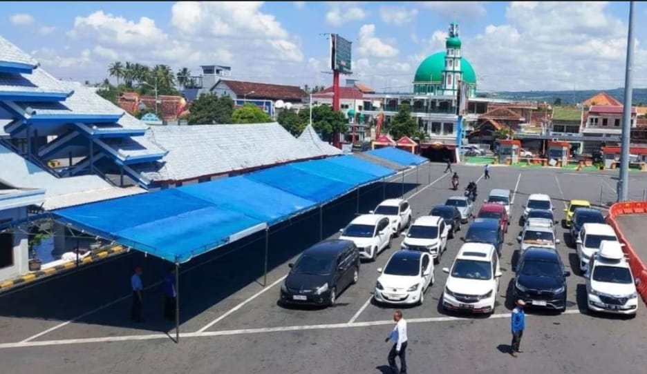 Ops Ketupat Semeru 2023, Petugas Pasang Tenda Antrian Pemotor di Pelabuhan Ketapang Banyuwangi