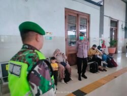 Ops Ketupat Semeru 2023, Petugas Lakukan Patroli di dalam Stasiun