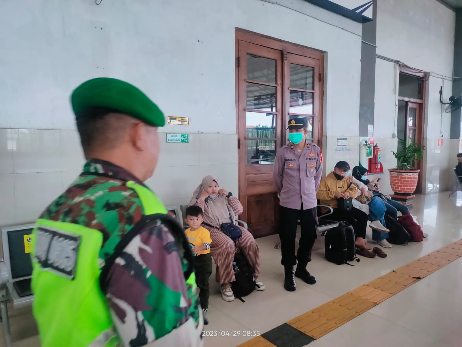 Ops Ketupat Semeru 2023, Petugas Lakukan Patroli di dalam Stasiun