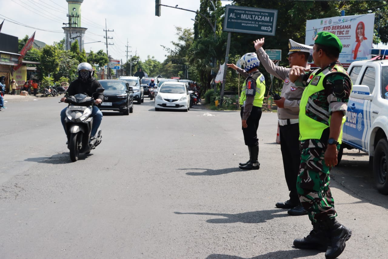 Pastikan Arus Balik Mudik Lancar, Polri Bersama TNI Patroli Jalur By Pass Mojokerto